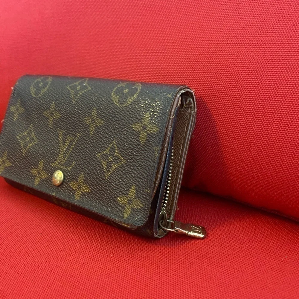 Louis Vuitton Wallet  - Authentic - Picture 2 of 16
